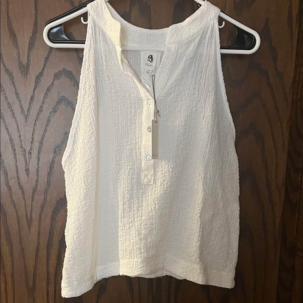 Flawless sleeveless white tank with material xs